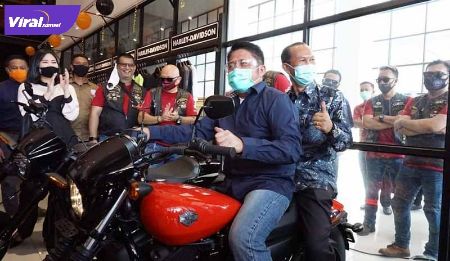 Gubernur Sumsel H Herman Deru bonceng Walikota Palembang Harnojoyo. FOTO :VIRALSUMSEL.COM