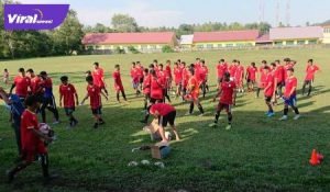 Para pemain mengikuti seleksi PS Banyuasin di Lapangan PTPN VII Musi Landas, Sabtu (25/7/2020). FOTO : VIRALSUMSEL.COM