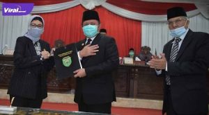 Gubernur Sumsel H Herman Deru bersama Wakil Gubernur Sumsel H Mawardi Yahya dan Ketua DPRD Sumsel RA Anita Noeringhati. FOTO : VIRALSUMSEL.COM