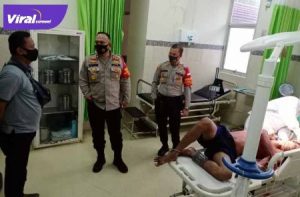 Wakapolres Muara Enim, Kompol Tri Wahyudi didampingi Kapolsek Lembak Azhari, ditemui di ruang UGD RSUD Prabumulih. FOTO : VIRALSUMSEL.COM
