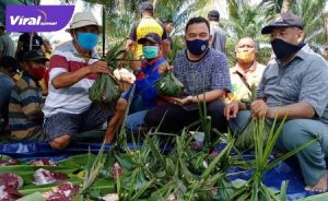 Warga Musi Banyuasin gunakan wadah daun pisang dan anyaman bambu untuk bungkus daging qurban. FOTO :VIRALSUMSEL.COM