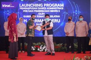 Gubernur Sumsel H.Herman Deru SH.MM melaunching Program Penghapusan Sanksi Administrasi PKB dan Pembebasan BBNKB II, di kantor Samsat Palembang I pada Sabtu (1/8/2020) pagi. FOTO : VIRALSUMSEL.COM