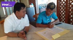 Guntur Agung Ramadan penyerang Sriwijaya FC bersama pelatih Budiardjo Thalib. FOTO : VIRALSUMSEL