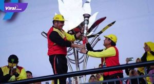 Gubernur Sumsel H Herman Deru terima obor pembukaan Porprov Sumsel 2019 dari Ketua Panitia H Dhennie Zainal. FOTO :VIRALSUMSEL.COM