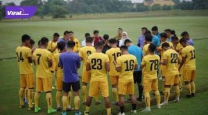Skuat Sriwijaya FC berdoa sebelum melakukan latihan. FOTO : VIRALSUMSEL.COM