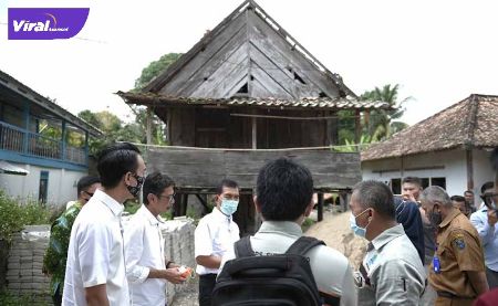 H Ishak Mekki anggota DPR RI didampingi Wakil Ketua DPRD Sumsel H Muchendi Mahzarekki Ishak launching bedah rumah 1.000 unit di OKI, Selasa (4/8/2020) pagi. FOTO : VIRALSUMSEL.COM