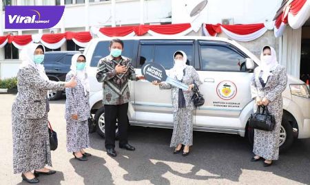 H Herman Deru Gubernur Sumsel berikan bantuan operasional satu unit kendaraan pada PD IBI Sumsel. FOTO : VIRALSUMSEL.COM