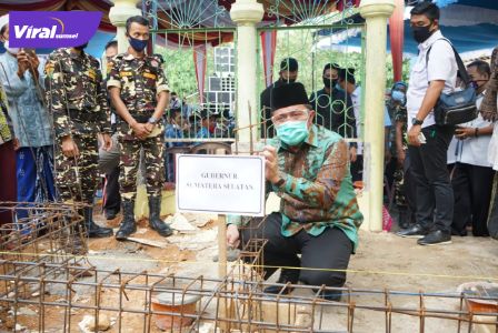 Gubernur Sumsel H Herman Deru menghadiri acara peletakkan batu pertama Masjid Baitussalam di Desa Tebing, Kecamata Belitang Madang Raya, Kabupaten Oku Timur, Rabu (5/8/2020). FOTO : VIRALSUMSEL.COM