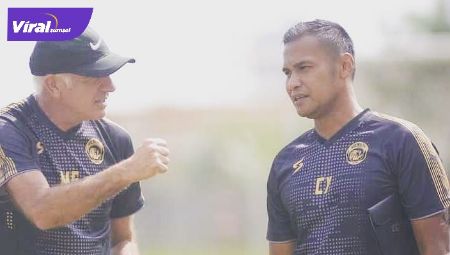Charis Yulianto pelatih Arema FC diskusi dengan Mario Gomez. FOTO : IG CHARIS