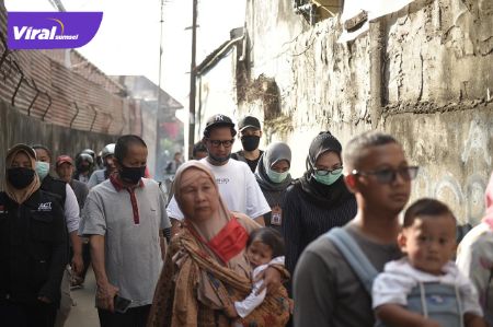 H Handry Pratama Putra SE Ketua DPD KNPI Kota Palembang bersama isteri Amaliah Sobli kunjungi korban kebakaran. FOTO : VIRALSUMSEL.COM