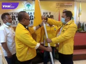 Syamdakir Edi Hamid ST Ketua DPD II Golkar Kota Prabumulih terima bendera pataka. FOTO :VIRALSUMSEL.COM