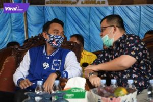 H Muchendi Mahzarekki Ishak Kepala Badan Bapilu DPD Partai Demokrat Sumsel bersama H Hendri Zainuddin tokoh masyarakat Payaraman. FOTO : VIRALSUMSEL.COM