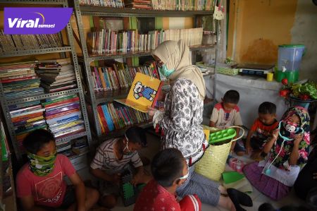 Amaliah Sobli S.KG MBA Anggota DPD RI sumbangkan gaji sebulan pada Taman Baca Masyarakat. FOTO :VIRALSUMSEL.COM