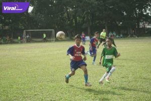 Pertandingan SSB Elmas Hijau versus Putra Sukma dalam babak penyisihan grup. FOTO : VIRALSUMSEL.COM