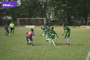 Pertandingan Junior Soccer School (hijau) lawan Putra Sunda. FOTO :VIRALSUMSEL.COM