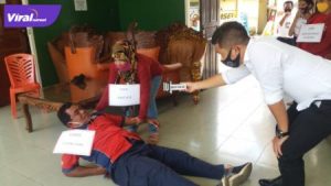 Rekonstruksi kasus pembunuhan Junaidi (66) dengan tersangka Heriyadi. FOTO : VIRALSUMSEL.COM