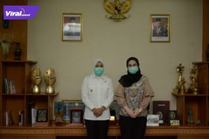 Wawako Palembang Fitrianti Agustinda dengan Anggota DPD RI Amaliah Sobli S,KG, MBA. FOTO : VIRALSUMSEL.COM