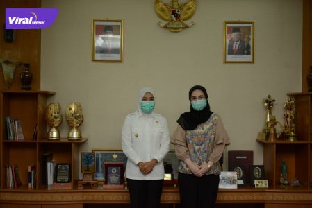 Wawako Palembang Fitrianti Agustinda dengan Anggota DPD RI Amaliah Sobli S,KG, MBA. FOTO : VIRALSUMSEL.COM