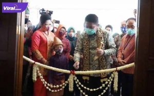H Herman Deru Gubernur Sumsel didampingi Ketua Dekranasda Sumsel Hj Feby Deru resmikan Kriya Sriwijaya. FOTO :VIRALSUMSEL.COM