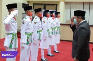 Gubernur Sumatera Selatan H. Herman Deru lakukan pengukuhan delapan anggota pasukan pengibar bendera pusaka. FOTO : VIRALSUMSEL.COM