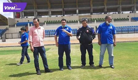 Fauzi Toldo eks Sriwijaya FC dan Nur Hidayat Sekretaris PSSI Prabumulih cek Stadion Talang Jimar, Prabumulih. FOTO : VIRALSUMSEL.COM
