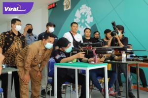 Gubernur Sumsel H.Herman Deru bidik sasaran tembakan usai melantik pengurus cabang Perbakin di tujuh kabupaten dan kota se Sumsel di Venue Shooting Range, Jakabaring, Minggu (16/8/2020) pagi. FOTO : VIRALSUMSEL.COM