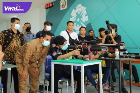 Gubernur Sumsel H.Herman Deru bidik sasaran tembakan usai melantik pengurus cabang Perbakin di tujuh kabupaten dan kota se Sumsel di Venue Shooting Range, Jakabaring, Minggu (16/8/2020) pagi. FOTO : VIRALSUMSEL.COM