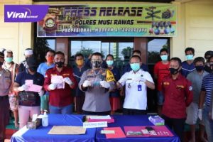 Kapolres Mura, AKBP Efrannedy didampingi Kasat Narkoba, AKP Haerudin dan KBO Narkoba, Iptu Nastain beri keterangan pada awak media. FOTO : VIRALSUMSEL.COM