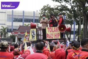 Gubernur Sumatera Selatan, H Herman Deru bersama pada pendemo. FOTO : VIRALSUMSEL.COM