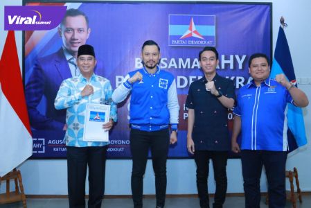 AHY Ketua UMUM DPP Partai Demokrat Didampingi Kapela Bapilu DPD Partai Demokrat Sumsel Muchendi berikan SK dukungan pada Hendra Gunawan di Pilkada Mura 2020. FOTO : VIRALSUMSEL.COM