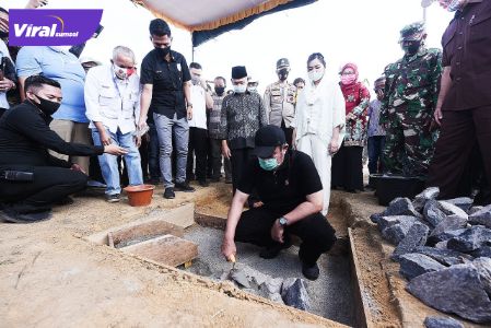 Gubernur Sumsel H Herman Deru lakukan peletakan batu pertama Pembangunan Gedung Sport Center Martapura, Sabtu (22/8/2020). FOTO : VIRALSUMSEL.COM