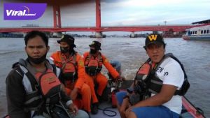 Tim Basarnas Palembang lakukan pencarian korban hilang di perairan Sungai Musi. FOTO : VIRALSUMSEL.COM