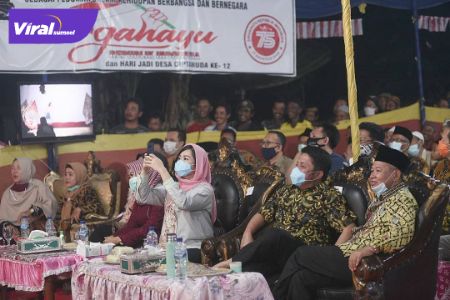H Herman Deru Gubernur Sumsel saksikan wayang kulit semalam suntuk bersama masyarakat Desa Cipto Mudo, Kecamatan Buay Madang, Kabupaten OKU Timur, Sabtu (22/8/2020). FOTO : VIRALSUMSEL.COM