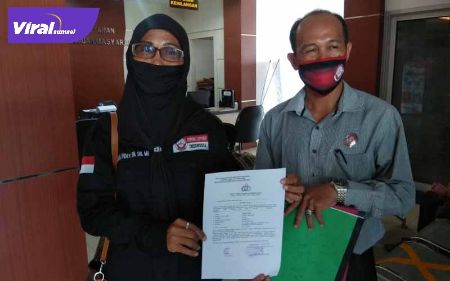 Diana Ivory Yoe SH SHi MH selaku kuasa hukum keenam korban rapid tes palsu lapor ke Polda Sumsel, Sabtu (22/8/2020). FOTO : VIRALSUMSEL.COM