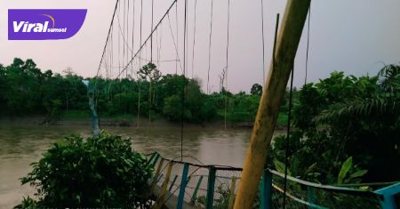 Jembatan gantung berlokasi di Desa Semeteh, Kecamatan Muara Lakitan, Kabupaten Musi Rawas ambruk diterjang angin puting beliung. FOTO : VIRALSUMSEL.COM