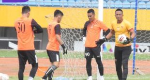 Pelatih penjaga gawang Sriwijaya FC Ferry Rotinsulu bersama para penjaga gawang Sriwijaya FC. FOTO : VIRALSUMSEL.COM