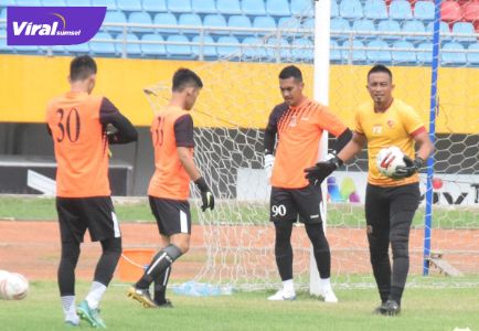 Pelatih penjaga gawang Sriwijaya FC Ferry Rotinsulu bersama para penjaga gawang Sriwijaya FC. FOTO : VIRALSUMSEL.COM