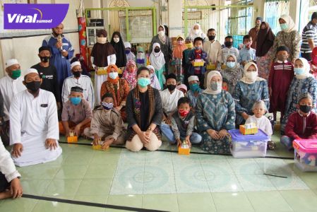Feby Deru Ketua TP PKK Sumsel santuni anak yatim di Lorong Antara, 7 Ulu, Kota Palembang. FOTO : VIRALSUMSEL.COM