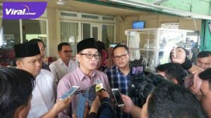 H Heri Amalindo calon Bupati Kabupaten PALI beri keterangan pada awak media. FOTO : VIRALSUMSEL.COM