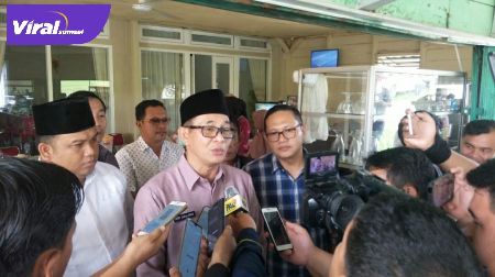 H Heri Amalindo calon Bupati Kabupaten PALI beri keterangan pada awak media. FOTO : VIRALSUMSEL.COM