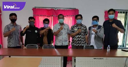 Utusan Aktivis Desa PALI bersama Kepala Dinas Pendidikan PALI. FOTO : VIRALSUMSEL.COM