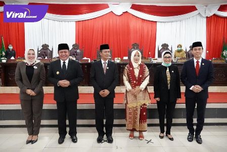 Ersangkut usai dilantik jadi Anggota DPRD Sumsel bersama Gubernur Sumsel Herman Deru dan Pimpinan DPRD Sumsel. FOTO : VIRALSUMSEL.COM