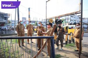 Sekda Kota Lubuklinggau, HA Rahman Sani mengecek lokasi posko terpadu untuk menindak disiplin bagi pelanggar protokol Covid-19. FOTO : VIRALSUMSEL.COM