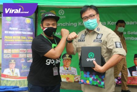 Sekda Provinsi Sumsel, H Nasrun Umar bersama perwakilan Gojek Palembang. FOTO : VIRALSUMSEL.COM