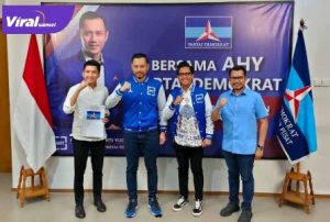 AHY didampingi Handry Pratama Putra dan Taufik Artama menyerahkan SK rekomendasi pada Panca Wijaya Akbar di Pilkada Ogan Ilir. FOTO : VIRALSUMSEL.COM
