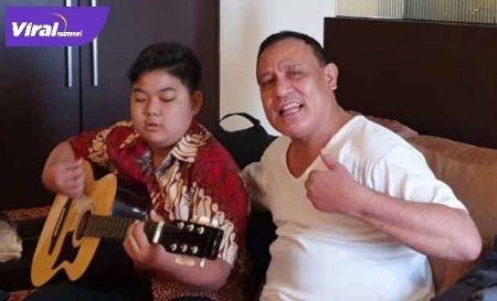 Ketua KPK Komjen Pol Drs. H. Firli Bahuri, M.Si nyanyi bareng sang putera Rizqi Arfiananda Dhira Putra. FOTO : VIRALSUMSEL.COM