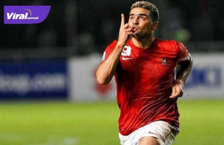 Cristian El Loco Gonzales selebrasi saat cetak gol untuk Tim Nasional Indonesia. FOTO : NET