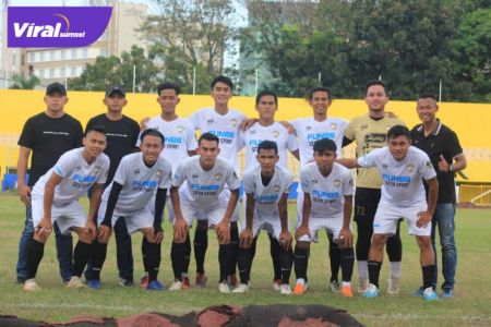 Starting eleven Bhayangkara Sriwijaya FC sebelum uji coba lawan Sriwijaya FC. FOTO : VIRALSUMSEL.COM
