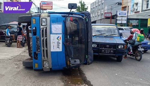 Truk bermuatan beras PHK terguling di Jalan Dr M Isa, Kelurahan Kuto Batu, Kecamatan Ilir Timur II, Kota Palembang. Kejadianya, Kamis (17/9/2020). FOTO : VIRALSUMSEL.COM