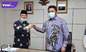 Gubernur Sumsel H Herman Deru bersama Gubernur Babel DR H. Erzaldi Rosman Djohan usai menggelar FGD di Kantor Gubernur Babel, Kamis (17/9/2020). FOTO : VIRALSUMSEL.COM